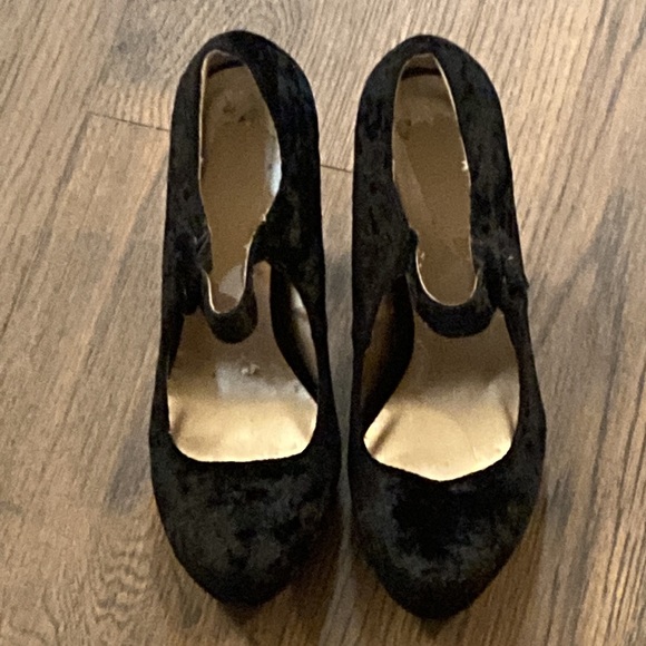 New Black Velvet Platform Heels    Size 7 - Picture 2 of 9